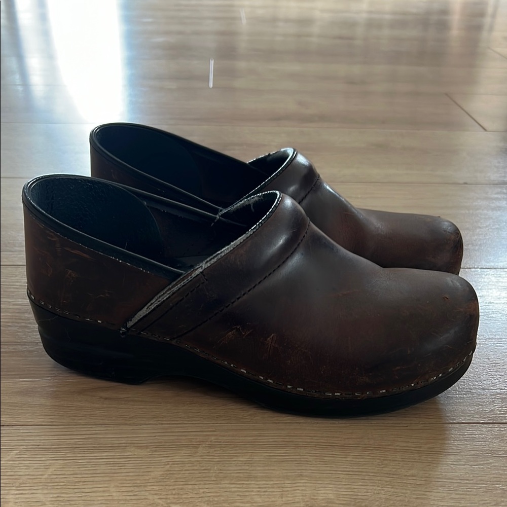 Classic Brown Leather Women’s Clogs